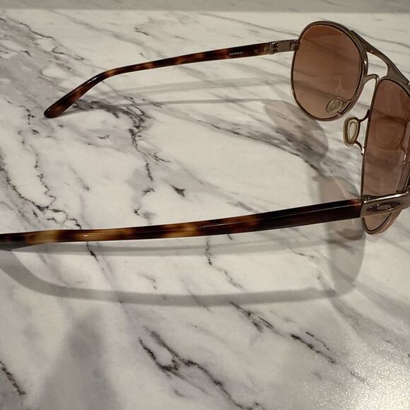 Oakley OO4079-01 Feedback Sunglasses Rose Gold & Tortoise Shell Read - Picture 3 of 9